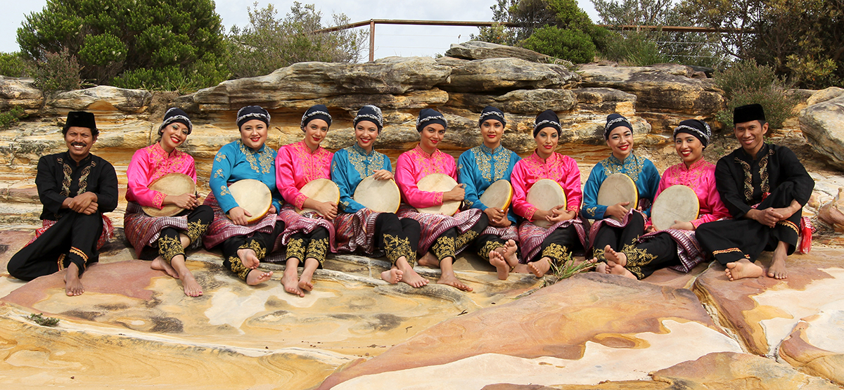 suara indonesia dance group. rapai geleng dance. photo by astrid jayengsari